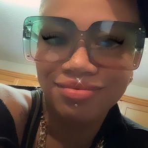 Meet your Posher, Kurtina